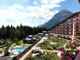 Außenansicht des Interalpen Hotel Tyrol, mit Alpengarten