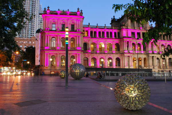 15 Spheres of Steam Skulptur von Donna Marcus in der George Street