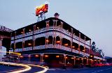  Das Story Bridge Hotel: Autragungsort der Kakerlaken Rennen am Australia Day von n.n. c/o Global Spot