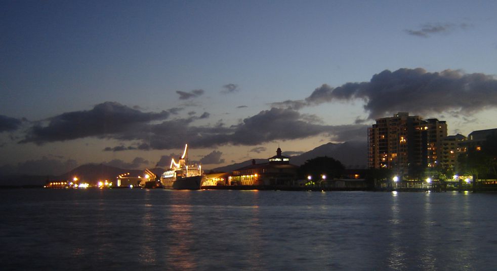 Cairns bei Nacht, der Casino Dom im Hintergrund