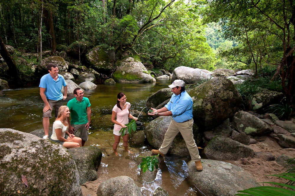 Touristen auf einem Ngadiku Dreamtime Walk by Tourism Queensland  c/o Global Spot