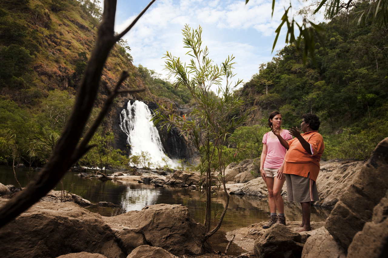 Ein Guide erklärte die spirituelle Beseutung des Wujal Wujal Wasserfall by Tourism Queensland c/o Global Spot