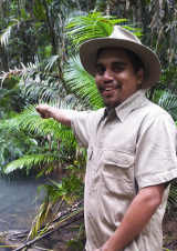 Ein Djabugay Guides begleitet die Walking Tours durch Queensland von Tourism Queensland  c/o Global Spot