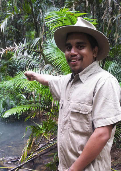 Ein Djabugay Guides begleitet die Walking Tours durch Queensland