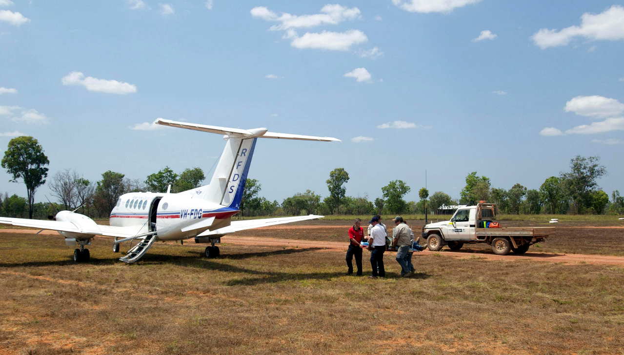 Die Fliegenden Doktoren am Flughafen von Lakefield