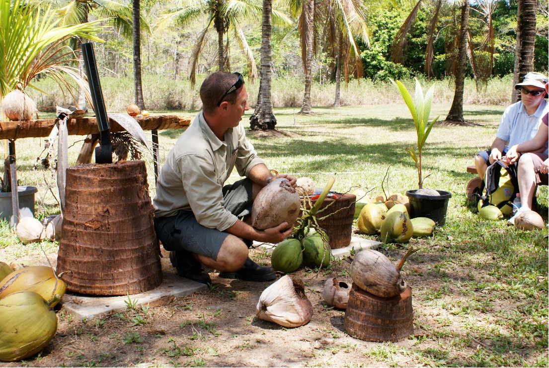 Carl Johanson erklärt die Kokosnuss by Thala Beach Lodge c/o Global Spot