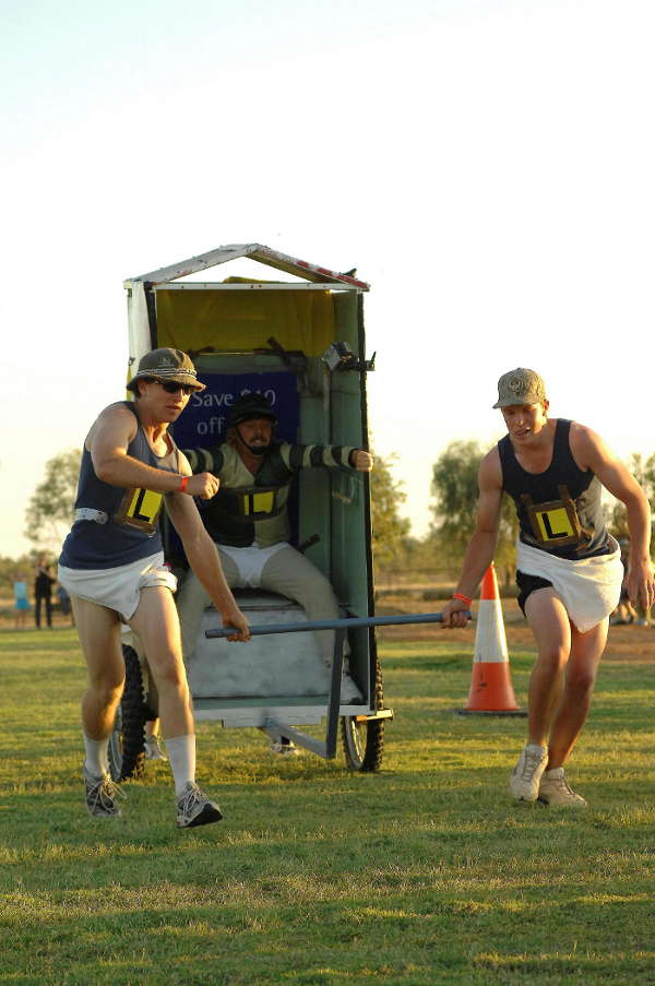 Plumpsklo-Rennen beim Outback Festival