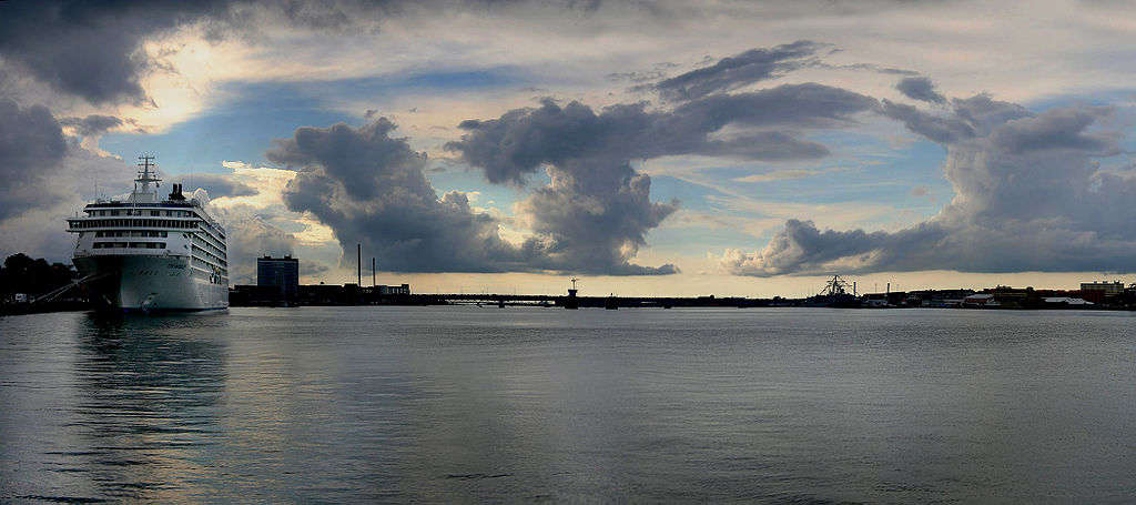 Kreuzfahrtschiff The World im Limfjord bei Aalborg