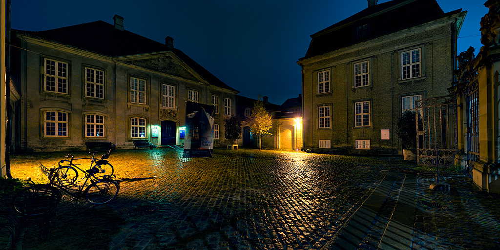 Hof des Designmuseums Kopenhagen bei Nacht
