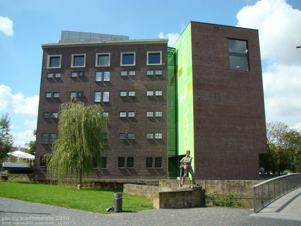 Das Science-Center Experimenta in Heilbronn von der Bleichinsel aus gesehen.