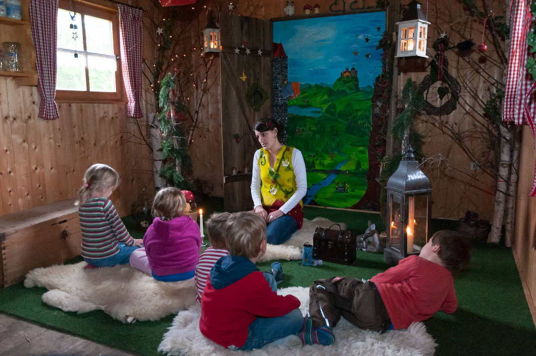 Märchenerzählerin Julia mit den Ferienkindern by Ferienhof Schöll c/o NEOCOMM