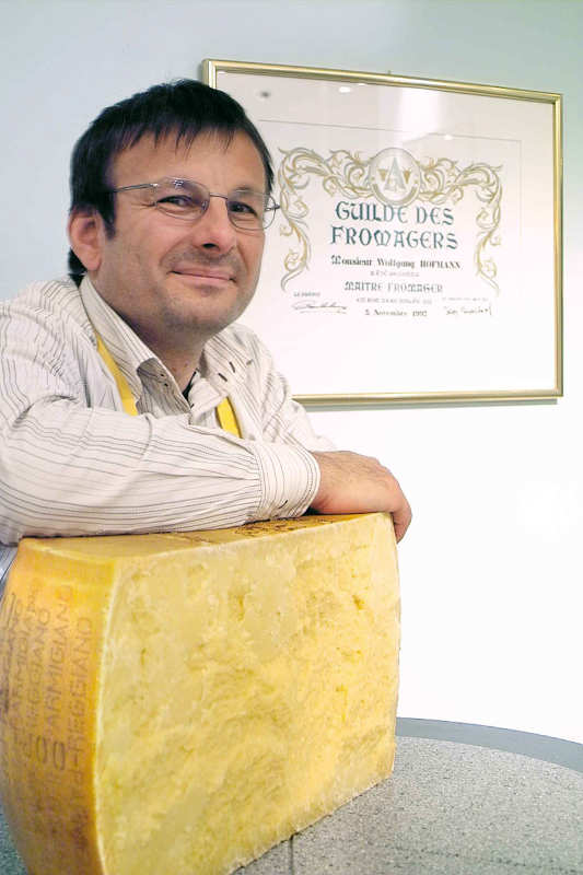 Kaese-Spezialist Wolfgang Hofmann mit Parmigiano