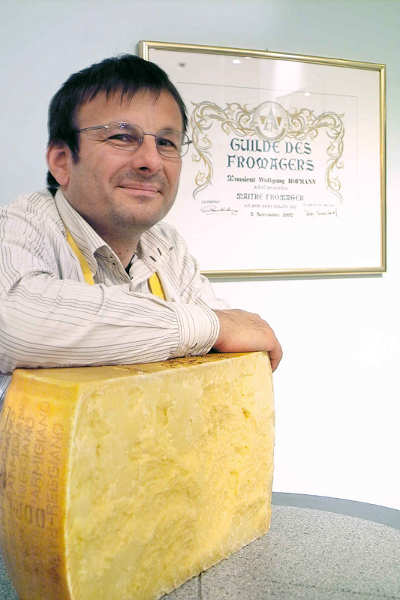 Kaese-Spezialist Wolfgang Hofmann mit Parmigiano