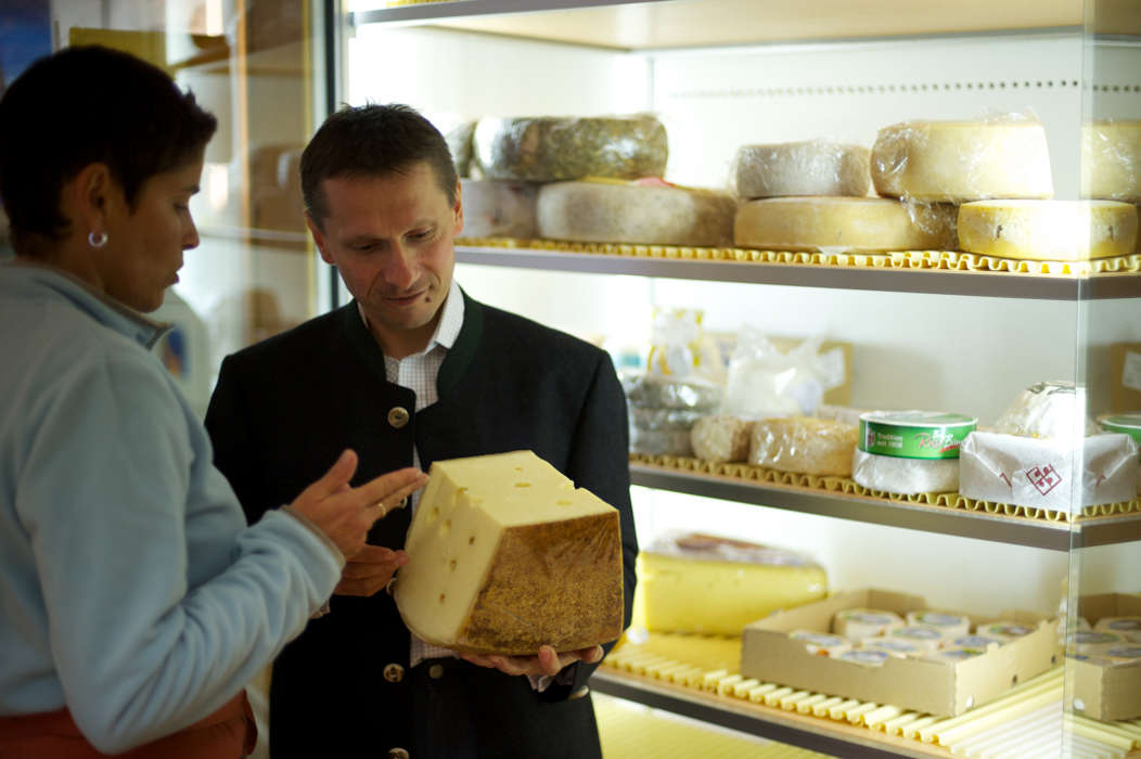 Sternekoch Ulrich Heimann mit Kaese