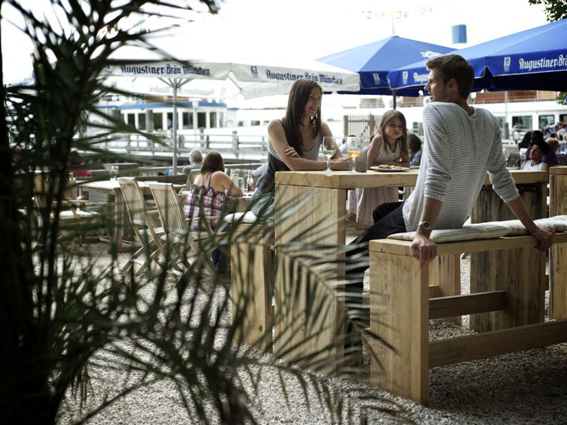 Palmen und Schatten im Biergarten des Restaurant Fischer im Ortsteil Stegen