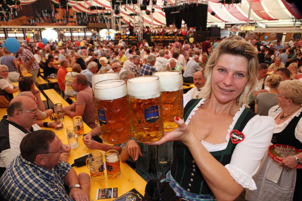 Bedienung im Kulmbacher Bierzelt