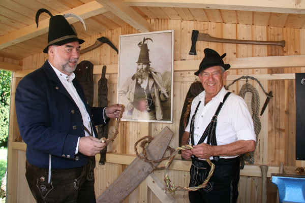 Die stolzen Flößer beim Weiden winden