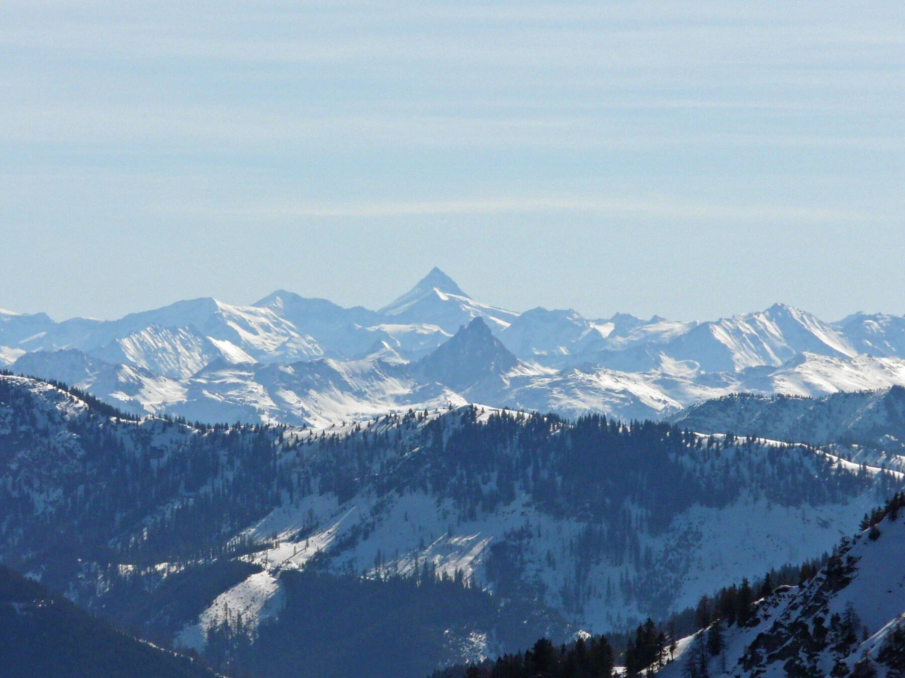 Grandiose Aussicht vom Wallberg - Weiß jemand, den Namen des Berges in der Mitte?