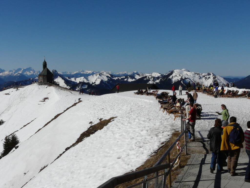 Sonnenliege und Kapelle auf dem Wallberg