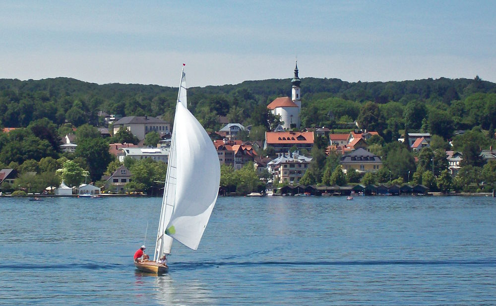 Segelyacht vor Starnberg