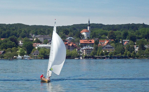 Segelyacht vor Starnberg