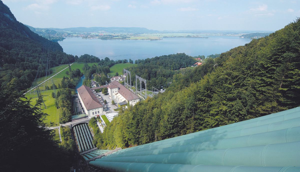 Durch 400 Meter lange Rohre schießt das Wasser vom Walchensee hinunter zum Kochelsee