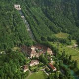 Genialer Aussichtspunkt: Das Wasserschloss thront oben am Berg