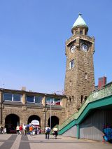 Uhrenturm an den Landungsbruecken