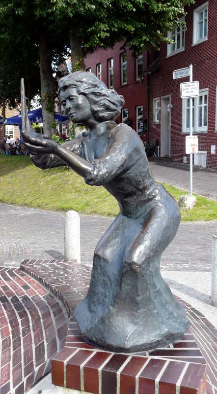 Carolinenstatue im Museumshafen Carolinensiel