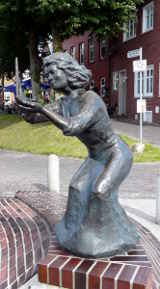 Carolinenstatue im Museumshafen Carolinensiel