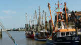 Schiffe im Hafen Neuharlingersiel