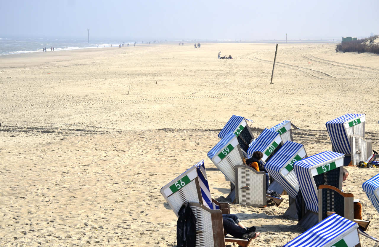 Strandkörbe am Strand von Norderney - Nähe weisse Düne