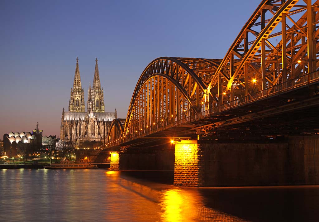 Kölner Hohenzollernbrücke mit Dom in der Blauen Stunde.