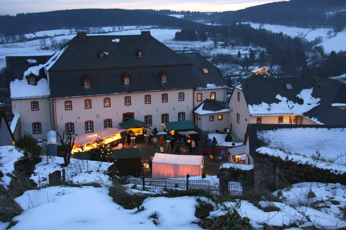 Das Burghaus Kronenburg am Weihnachtsmarkt