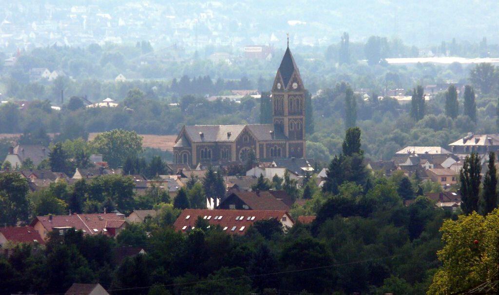 Ausblick von der Saynburg: Die Martinskirche in Engers