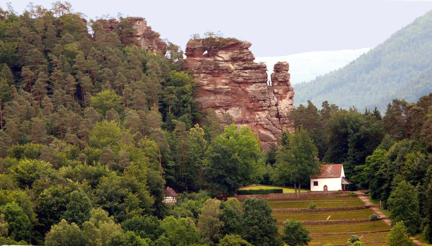 Bergsteiger auf den Hochstein Felsen Dahn und St. Michael Kapelle