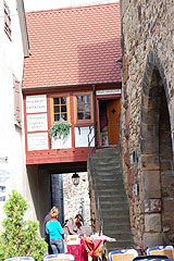 Mauerhaus mit Mittelalterladen
