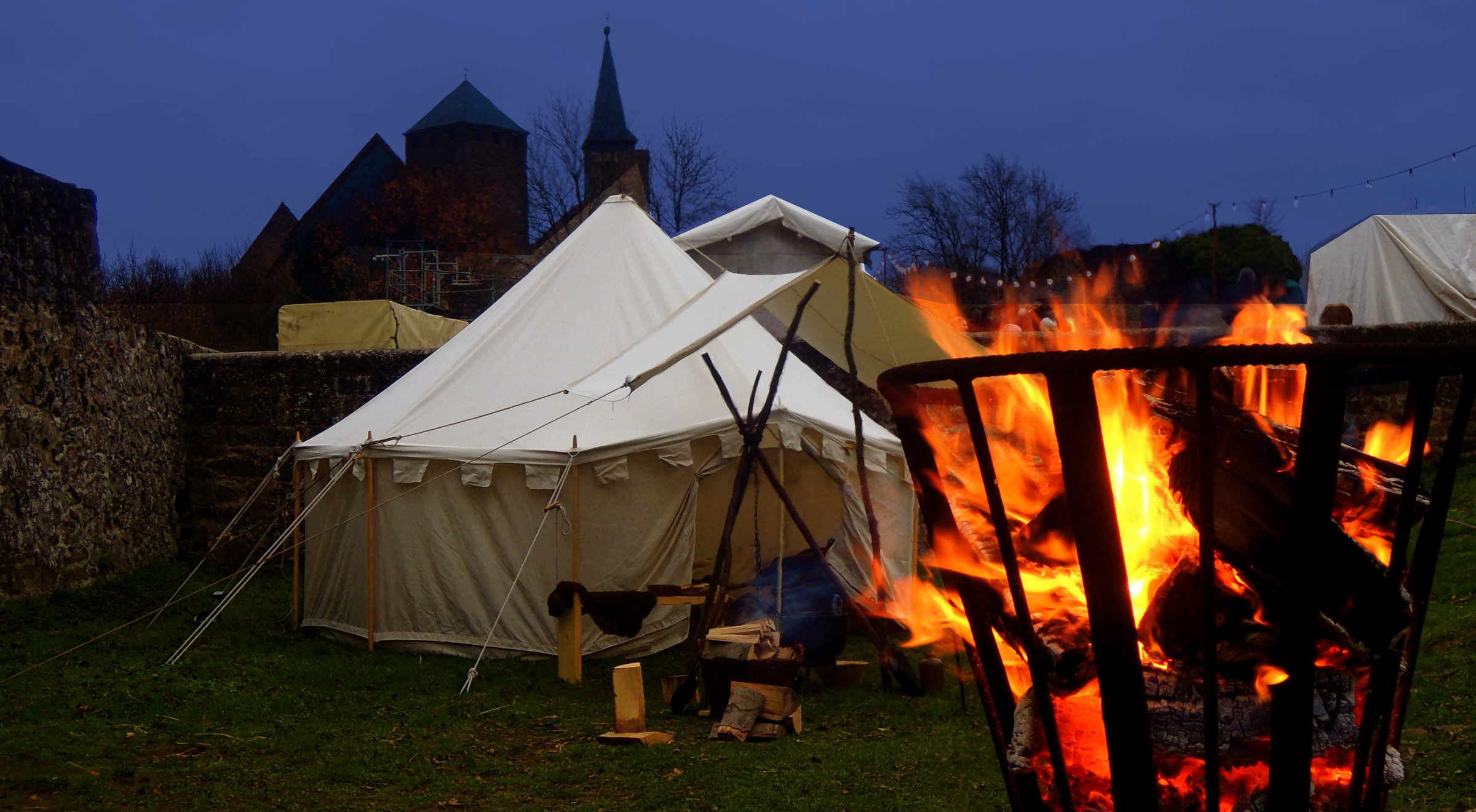 Lodernde Feuer wärmen die Weihnachtsmarktbesucher auf Burg Lichtenberg