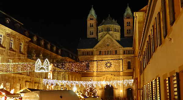 Stimmungsvoller Speyerer Dom in der Vorweihnachtszeit