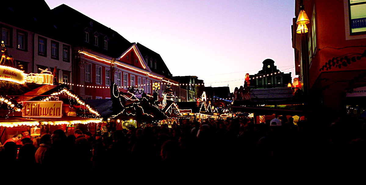 Glühweinhütte auf dem Speyerer Weihnachtsmarkt