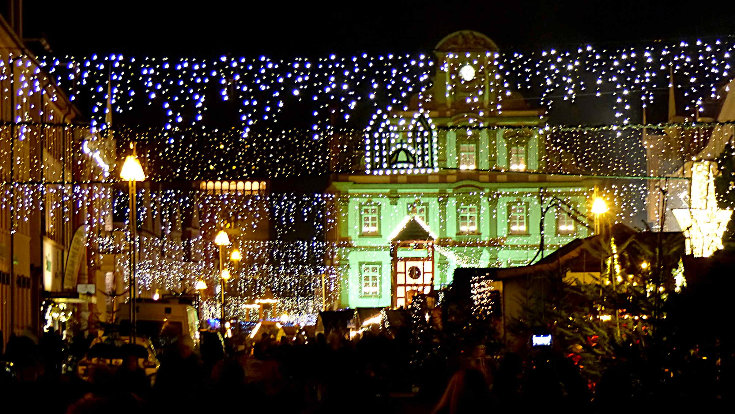 Weihnachtsschmuck über den Straßen von Speyer