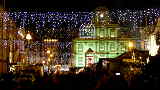 Weihnachtsschmuck über den Straßen von Speyer