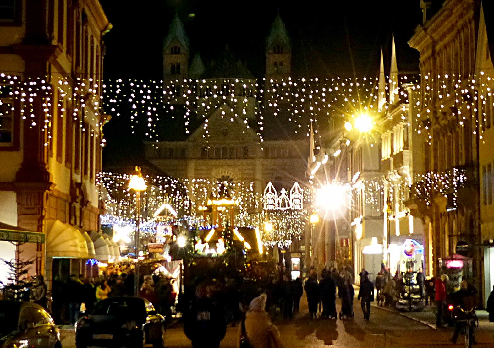 Weihnachtsmarkt mit Blick auf den Speyerer Dom