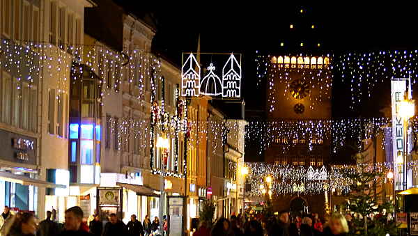 Weihnachtliches Lichtermeer über der Speyerer Maximilianstraße von Hihawai