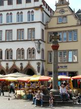 Das Marktkreuz auf dem Hauptmarkt in Trier von Hihawai