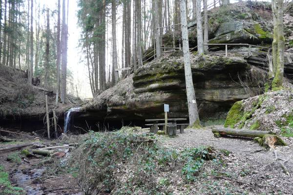 Kessel mit Wasserfall