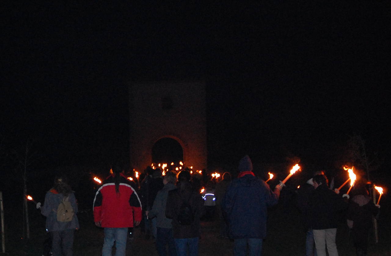 Samhain Fackelzug vor dem Haupttor der römischen Siedlung