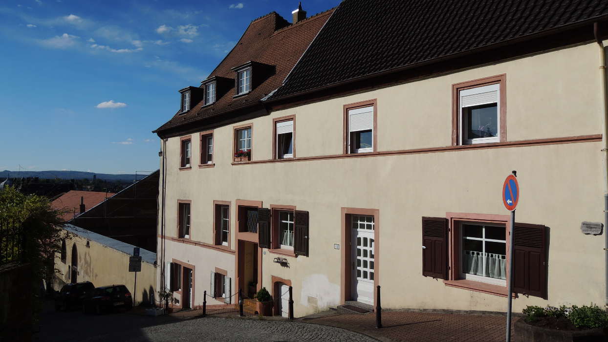 ehemaliges Franziskanerkloster, dahinter die abgebrannte Synagoge