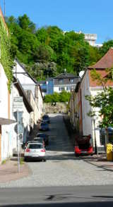 Die Klosterstraße - auf dem Berg das Schlossberghotel