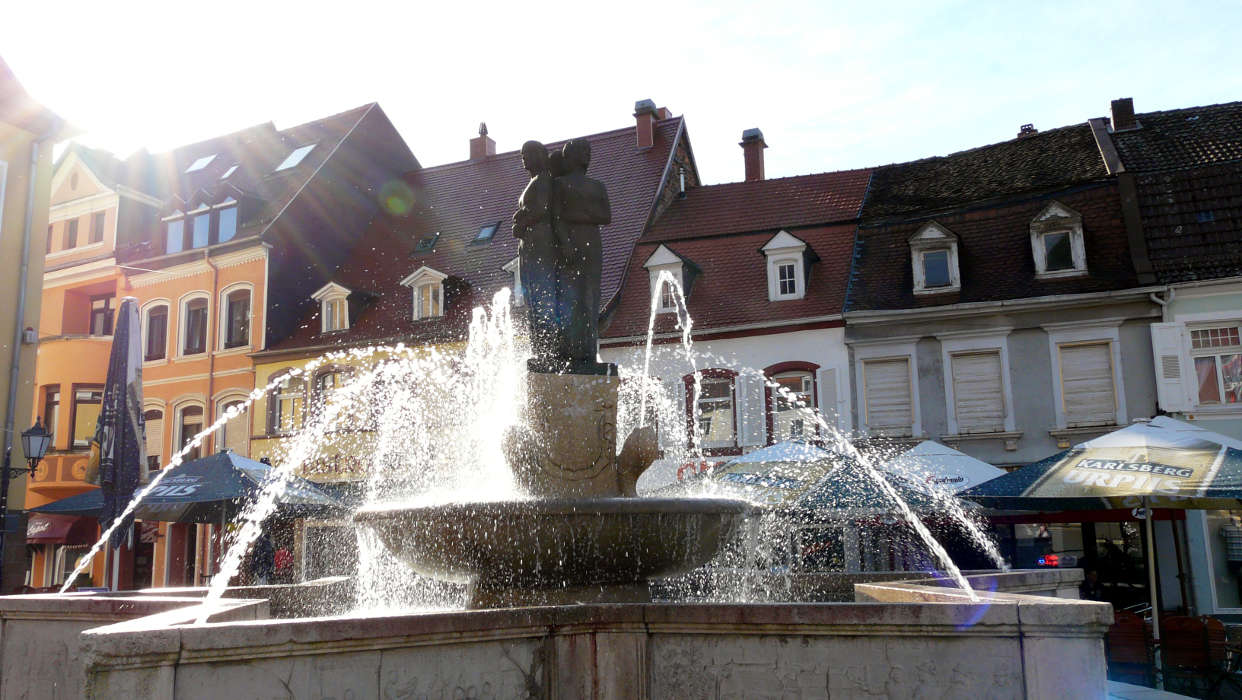 Der sternförmige Marktbrunnen in Homburg Saar